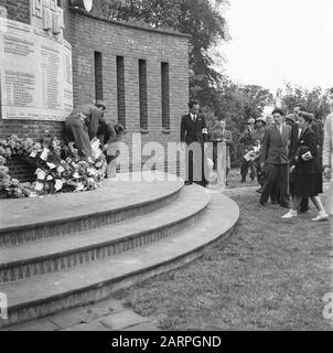 Forgidités au monument de la guerre Haagsche Schouw près de Den Haag [l'homme indonésien dans le burger au monument] Date: Mai 1945 lieu: La Haye, Zuid-Holland mots clés: Les festives de libération, les monuments de guerre, la seconde Guerre mondiale Banque D'Images