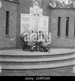 Forgidités au monument de guerre Haagsche Schouw près de la Haye [une femme pose une couronne aidée par trois BS-ers] Date: 8 mai 1945 lieu: La Haye, Zuid-Holland mots clés: Les festivés de libération, les monuments de guerre, la seconde Guerre mondiale Banque D'Images