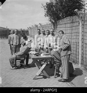 Reportage du camp de Vught Dans le camp criminel de Vught, 7000 collaborateurs et traîtres néerlandais sont enfermés. Les soldats des Néerlandais Stoottroopers sont en charge de la garde, en particulier des 300 Néerlandais SS. Sous la direction du commandant du camp, Le Major L. Mennes et ses aides, ces prisonniers sont utilisés pour purifier les environs de Vught des mines terrestres. Ils sont habillés dans les paquets de prison à rayures bleu-blanc de l'ancien néerlandais capturé par les Allemands. Les prisonniers reçoivent la ration civile minimale, qui a également été réduite, parce que toutes les friandises ont été supprimées Banque D'Images