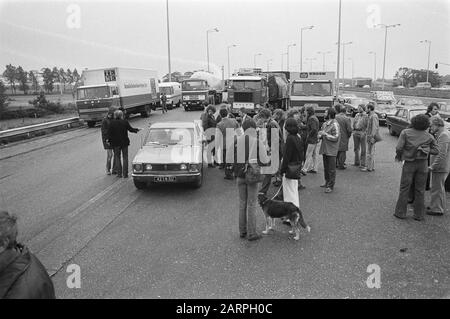 Les syndicalistes et les membres du Comité chilien attendent en vain le transport de cuivre chilien à la frontière entre le Pays-Bas et la Belgique Date : 1er juillet 1977 Banque D'Images