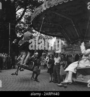 Les divertissements populaires à Amsterdam. Rép. Des diverses festivités liées à la libération dans la capitale [Carousel] Date: 28 juin 1945 lieu: Amsterdam, Noord-Holland mots clés: Festivals de libération, seconde Guerre mondiale Banque D'Images