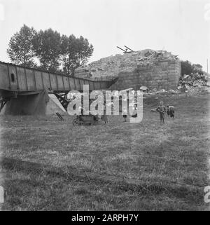 Destruction : pont routier Détruit par Rhenen. Avec un chariot à main femmes et enfants récupérer les matériaux de construction à Date: 1945 lieu: Rhenen, Rhin mots clés: Ponts, seconde Guerre mondiale, destruction Banque D'Images