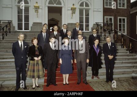 Cabinet-Lubbers assermenté à Paleis Huis dix Bosch à la Haye par la reine Beatrix. 1ère ligne de v.l.r.: Van den Broek (Affaires étrangères), Smit-Kroes (gestion de la circulation et de l'eau), Lubbers (ministre- président, Affaires générales), Queen Beatrix, Van Aardenne (vice-premier ministre, Affaires économiques), Schoo (coopération au développement) et de Koning (Affaires sociales et Emploi). Deuxième rangée de l.n.r.: De Ruiter (Défense), Ruding (Finances), Korthals Altes (Jusititie) et Rietkerk (Affaires intérieures). 3ème rangée de l.n.r.: Brinkman (bien-être social, Culture et Santé), Winsémius (logement, aménagement du territoire et Mileu) Banque D'Images