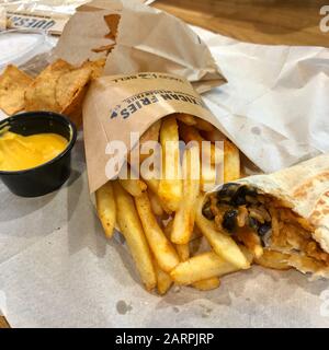 Frites mexicaines chips de tortilla de haricots et de riz burrito et repas au fromage chaud liquide de tacobell à londres Grande-bretagne angleterre Royaume-Uni Banque D'Images