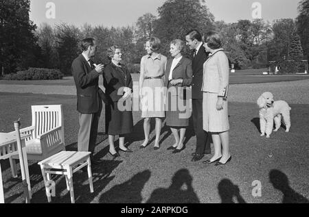 Mme Von Amsberg Au Palais Soestdijk V.l.n.n. Prince Bernhard, Reine Juliana, Christina von Amsberg (sœur de Claus von Amsberg, Gösta von Amsberg (mère de Claus von Amsberg), Claus von Amsberg, princesse Beatrix Date : 7 novembre 1965 lieu : Soestdijk, Utrecht mots clés : visites, reines, mères, princesses, princesses Nom personnel : Amsberg, Christina Von, Amsberg, Claus Von, Amsberg, Gösta Von, Beatrix, Princesse, Bernhard (Prince Pays-Bas), Juliana (Reine Pays-Bas) Banque D'Images