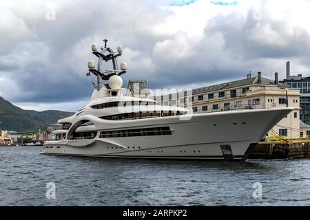 Superyacht Anna a amarré à Tollbodkaien à Bergen, Norvège. Banque D'Images