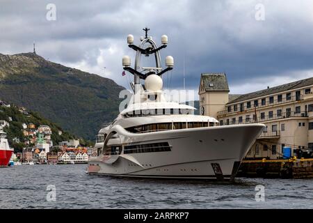 Superyacht Anna a amarré à Tollbodkaien à Bergen, Norvège. Banque D'Images