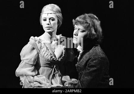 Marianne Faithfull comme Ophelia, avec Michael Pennington comme Laertes, DANS UN HAMEAU de Shakespeare dirigé par Tony Richardson à la Roundhouse, Londres en 1969. Marianne Faithfull, chanteuse anglaise, compositrice et actrice, née le 29 décembre 1946 à Hampstead, Londres. Banque D'Images