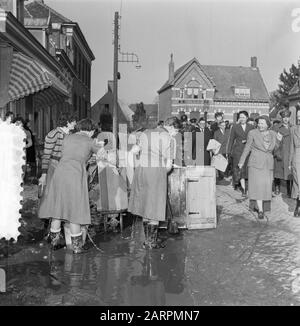 Watersnostramp 1953 la reine Juliana a fait une visite inattendue à New Vossemeer dans la zone de catastrophe. Elle est passée pendant sa promenade à travers les filles du village de Zeeuws-Vlaanderen, qui a aidé avec le nettoyage Date: 16 mars 1953 lieu: New Vossemeer mots clés: Visites royales, nom du responsable des inondations: Juliana (Reine Pays-Bas) Banque D'Images