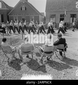 Quatre Jours Nimègue 1ère journée Date: 21 juillet 1953 lieu: Nimègue mots clés: Randonneurs Banque D'Images
