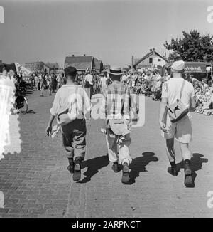 Quatre Jours Nimègue 1ère journée Date: 21 juillet 1953 lieu: Nimègue mots clés: Randonneurs Banque D'Images