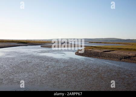 Le canal de la rivière Marais Eee porte de sable près du village de Flookborough la rive de la baie de Morecambe une journée d'hiver lacs du Sud Cumbria Banque D'Images