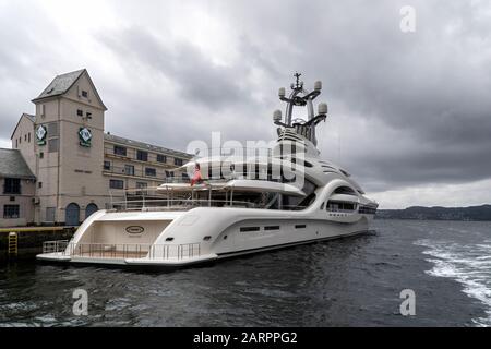 Superyacht Anna a amarré à Tollbodkaien à Bergen, Norvège. Banque D'Images