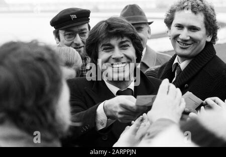 Roy Black, deutscher Schlagersänger und Schauspieler, auf der Pferderennbahn à Hambourg Horn, Deutschland Mitte 1980er Jahre. Chanteur allemand schlager et acteur Roy Black à l'hippodrome de Hambourg Horn, Gemany mi-1980. Banque D'Images