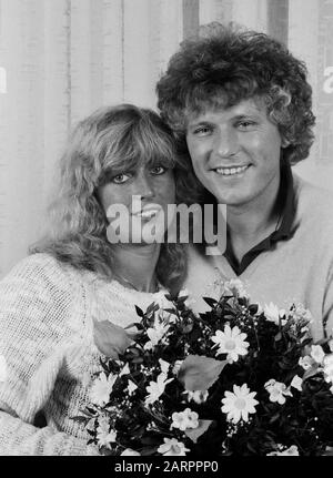 Bernhard Brink, deutscher Schlagersänger, mit Freundin Ute, Deutschland um 1981. Le chanteur allemand Schlager Bernhard Brink avec sa fille ami Ute, Allemagne vers 1981. Banque D'Images