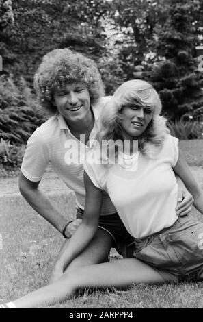 Bernhard Brink, deutscher Schlagersänger, mit Freundin Ute, Deutschland um 1981. Le chanteur allemand Schlager Bernhard Brink avec sa fille ami Ute, Allemagne vers 1981. Banque D'Images