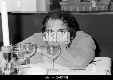 Adriano Celentano, italienischer Sänger und Schauspieler, in einem italienischen Restaurant Hamburg, Deutschland um 1982. Chanteur et acteur italien Adriano Celentano visitant un restaurant italien à Hambourg, Allemagne vers 1982. Banque D'Images