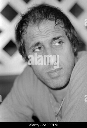 Adriano Celentano, italienischer Sänger und Schauspieler, in einem italienischen Restaurant Hamburg, Deutschland um 1982. Chanteur et acteur italien Adriano Celentano visitant un restaurant italien à Hambourg, Allemagne vers 1982. Banque D'Images