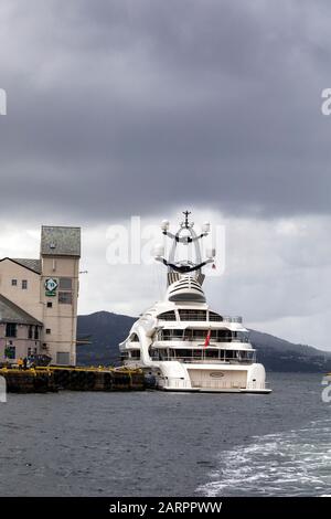 Superyacht Anna a amarré à Tollbodkaien à Bergen, Norvège. Banque D'Images