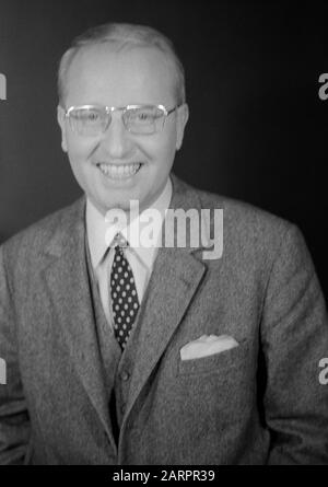 Werner Veigel, deutscher Nachrichtensprecher und Radiomoderator, à Hambourg, Allemagne 1960er Jahre. Werner Veigel, journaliste allemand et radio à Hambourg, Allemagne, années 60. Banque D'Images