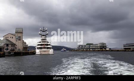 Superyacht Anna a amarré à Tollbodkaien à Bergen, Norvège. Banque D'Images