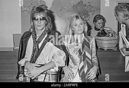 Rod Stewart, britischer Rockmusiker, mit der damaligen Freundin der schwedischen Schauspielerin Britt Ekland, Deutschland um 1975. Rod Stewart, musicien de rock britannique, avec l'ancienne amie l'actrice suédoise Britt Ekland, Allemagne vers 1975. Banque D'Images