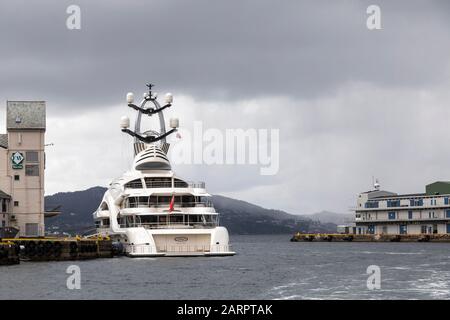 Superyacht Anna a amarré à Tollbodkaien à Bergen, Norvège. Banque D'Images