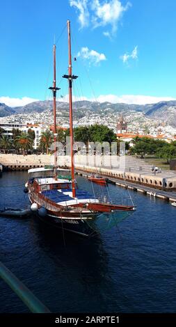 Le port où les ferries et les paquebots de croisière Berth à Funchal Madeira Portugal, Tall Ships s'amarrer ici, ainsi que de petits bateaux de plaisance et de pêche Banque D'Images