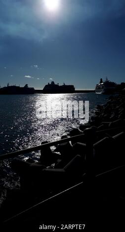 Le port où les ferries et les paquebots de croisière Berth à Funchal Madeira Portugal, Tall Ships s'amarrer ici, ainsi que de petits bateaux de plaisance et de pêche Banque D'Images