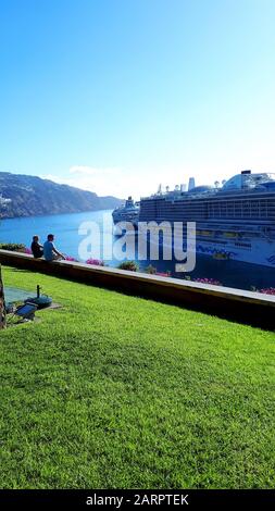 Le port où les ferries et les paquebots de croisière Berth à Funchal Madeira Portugal, Tall Ships s'amarrer ici, ainsi que de petits bateaux de plaisance et de pêche Banque D'Images