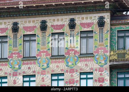 Vienne, Autriche - 6 juin 2019; gros plan du motif floral du Majolikahaus un immeuble d'appartements conçu par Otto Wagner avec orna floral riche Banque D'Images