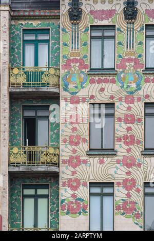 Vienne, Autriche - 6 juin 2019; gros plan du motif fleuri et du balcon du Majolikahaus un immeuble d'appartements conçu par Otto Wagner Wit Banque D'Images