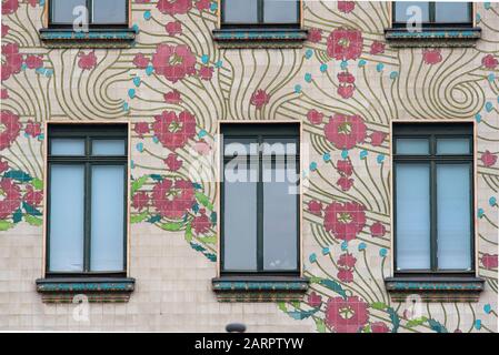 Vienne, Autriche - 6 juin 2019; gros plan du motif floral du Majolikahaus un immeuble d'appartements conçu par Otto Wagner avec orna floral riche Banque D'Images