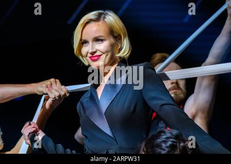 La célèbre chanteuse russe Polina Gagarina chante devant les participants au forum d'affaires Banque D'Images