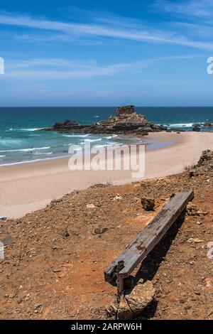 Banc abandonné à la plage au Portugal Praia de Vale Figueira Banque D'Images