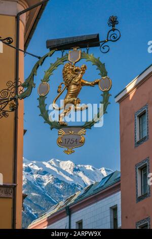 Panneau à Seilergasse, massif de Nordkette à distance, vieille ville d'Innsbruck, Tyrol, Autriche Banque D'Images