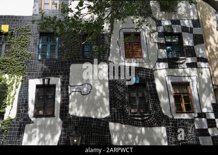 Vienne, Autriche - 10 juin 2019; gros plan de l'extérieur DE LA KUNST HAUS WIEN un musée avec exposition sur Hundertwasser, un touriste popllaire Banque D'Images