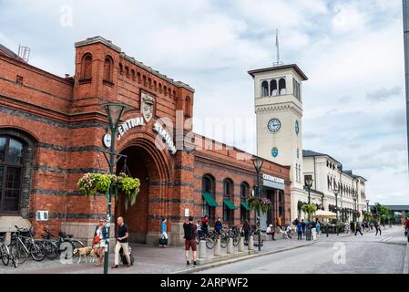 Malmo, Suède - 30 août 2019: Façade de la gare centrale de Malmo avec des gens autour en Suède Banque D'Images