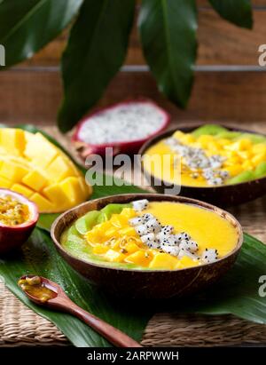 bol à smoothie à la mangue avec kiwi, fruits du dragon et fruits de la passion. Banque D'Images