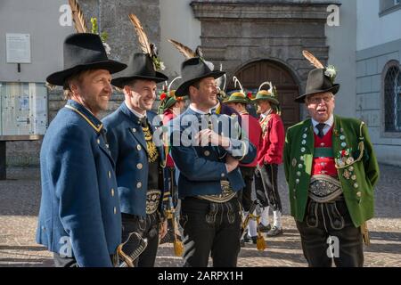 Hommes portant des vêtements tyroliens traditionnels, devant l'église jésuite (Jesuitenkirche), l'église universitaire d'Innsbruck, Tyrol, Autriche Banque D'Images