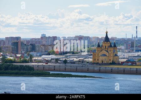 Russie, Nizhny Novogorod - 07.07.2019 - Stade et église orthodoxe près de la rivière. Stade pour la coupe du monde de football. Spit De Nizhny Novgorod Banque D'Images