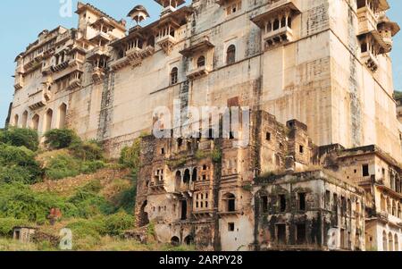 Ruines du palais de ville, vue d'une élévation latérale montrant l'état de la désintégration d'un matin d'été lumineux à Bundi, Rajasthan, Inde. Banque D'Images