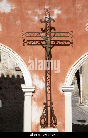 Traversez au soleil sur une église en France Banque D'Images