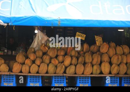 Chiang Mai/Thaïlande, 25 décembre 2019 - le magasin dans le marché des fruits de Chiang Mai. Le marché de Muang Mai est l'un des plus grands marchés de fruits locaux Banque D'Images