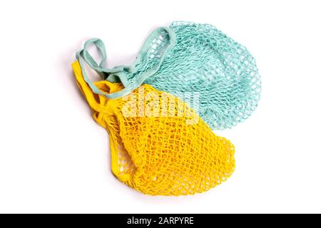 Sacs réutilisables en maille jaune et bleu isolés sur blanc. Banque D'Images