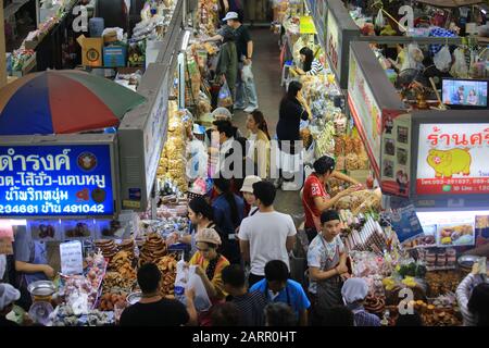 Chiang mai/Thaïlande, 25 décembre 2019 - le marché de la stalle service aux touristes sur le marché de Warorot. Le tourisme est le principal facteur de croissance économique en Thaïlande Banque D'Images