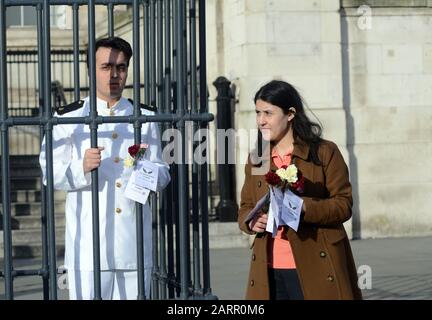 Londres, Royaume-Uni. 29 janvier 2020. PProtest sur la place Trafalgar au-dessus des cadets turcs emprisonnés. Deux cadets dans une cage avec des partisans transmettent des fleurs aux passants en mettant en évidence les cadets emprisonnés après le coup d’État turc manqué.İstanbul tribunal a prononcé des peines de vie à 70 cadets de l’académie de l’armée de l’air pour avoir tenté de détruire l’ordre constitutionnel au moyen d’une tentative de coup d’État 15 Juillet 2016. Crédit: Johnny ARMSTEAD/Alay Live News Banque D'Images