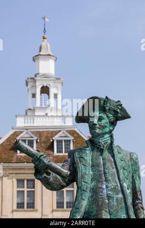 Statue du capitaine George Vancouver RN en face de King's Lynn Custom House. Banque D'Images