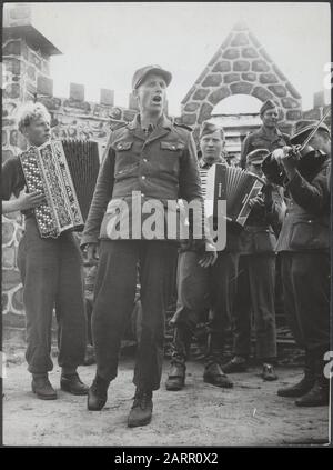 Capitulation: Harskamp [camp où SS-ers et Landwachters sont internés] dans Camp Harskamp une scène est construite, où certaines représentations par jour sont données par et pour les camarades. Chanteurs et musiciens apportent leur chanson à un grand public (Caption Annefo) Date : 1 juin 1945 mots clés : hymne, camps d'internement, prisonniers de guerre, musiciens Banque D'Images