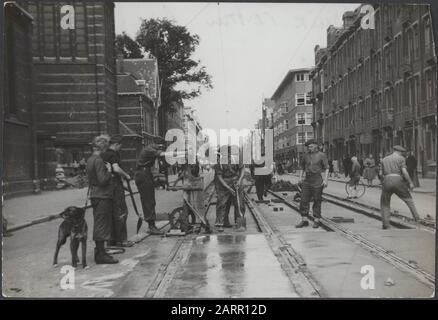 Alimentation: Wageningen Spaarndammerstraat, Amsterdam (À L'Église St Mary Magdalene). Sous la direction du capitaine J. Breman, la 2ème Compagnie Genie d'Amsterdam a commencé à réparer et à éliminer les barrières de circulation, à pomper les caves inondées Date: 1 juin 1945 mots clés: Soldats, barrières, reconstruction Banque D'Images